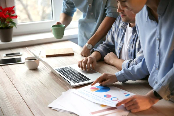 Young Colleagues Working Together Cafe — Stock Photo, Image