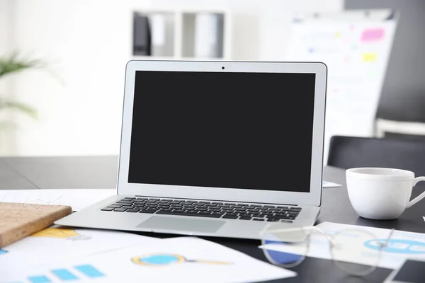 Laptop Dark Table Modern Office — Stock Photo, Image