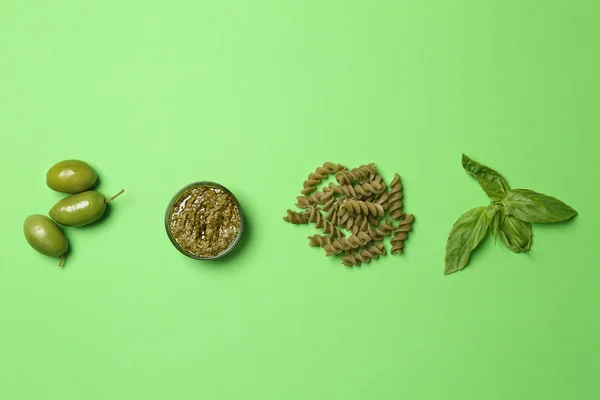 Rauwe Groene Pasta Met Saus Van Basilicum Olijven Kleur Achtergrond — Stockfoto