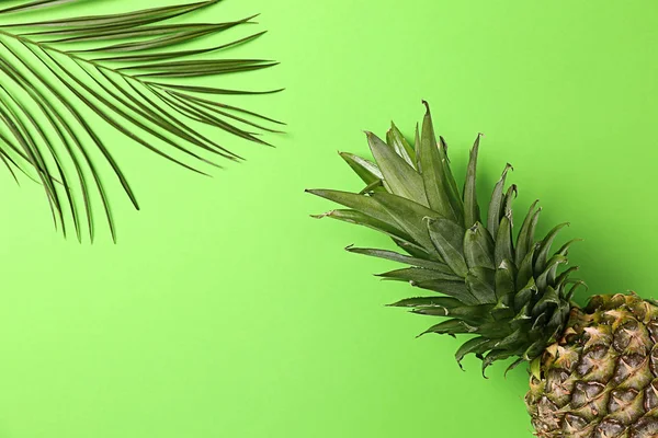 Saftige Ananas Mit Palmblatt Auf Farbigem Hintergrund — Stockfoto