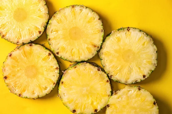 Saftig Ananas Skivor Färgbakgrund — Stockfoto