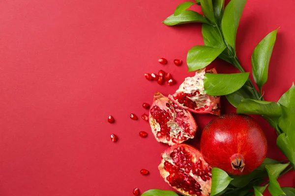 Juicy Pomegranates Green Branches Color Background — Stock Photo, Image