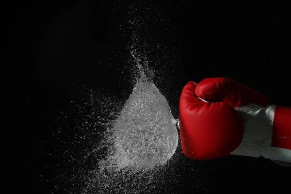 Guante Mano Boxeo Con Salpicaduras Líquido Sobre Fondo Oscuro — Foto de Stock