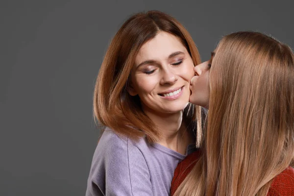 Portret Van Gelukkige Moeder Dochter Grijze Achtergrond — Stockfoto