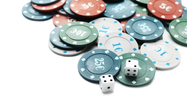Τσιπ Και Ζάρια Τυχερών Παιχνιδιών Για Καζίνο Λευκό Φόντο — Φωτογραφία Αρχείου