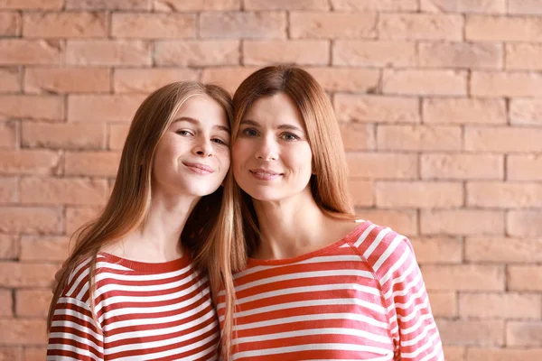 Portrait Happy Mother Daughter Brick Background — Stock Photo, Image