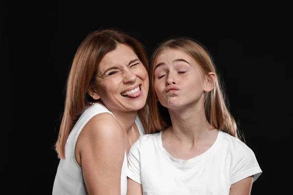 Portrait Funny Mother Daughter Dark Background — Stock Photo, Image