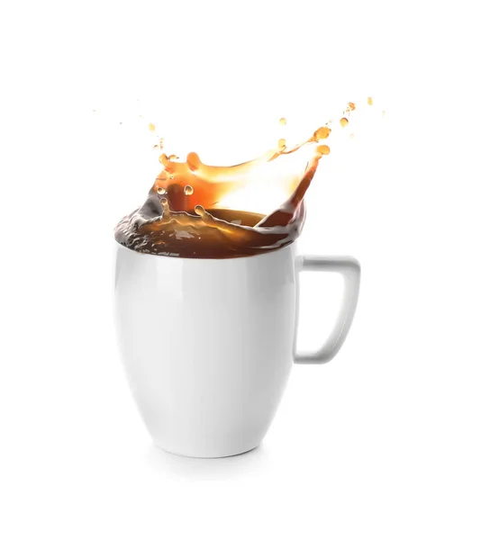 白い背景の水しぶきとコーヒーのカップ — ストック写真