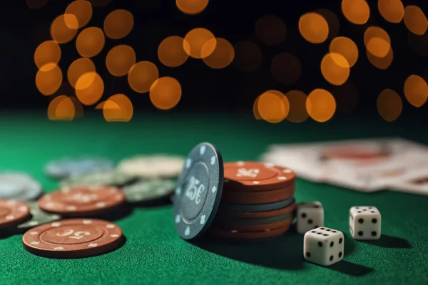 チップ カジノのテーブルの上のサイコロ — ストック写真