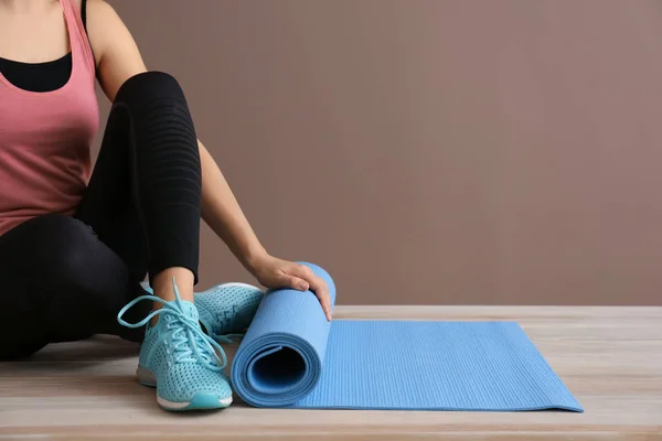 Giovane Donna Sportiva Con Stuoia Yoga Palestra — Foto Stock