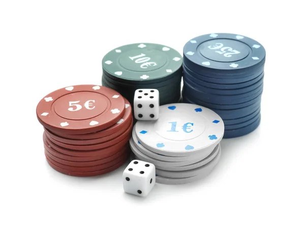 Τσιπ Και Ζάρια Τυχερών Παιχνιδιών Για Καζίνο Λευκό Φόντο — Φωτογραφία Αρχείου