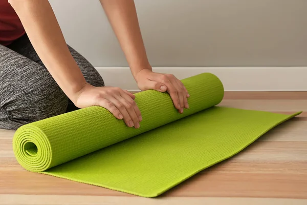 Spor Salonunda Yoga Mat Olan Sportif Kadın — Stok fotoğraf