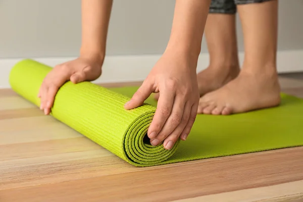 Spor Salonunda Yoga Mat Olan Sportif Kadın — Stok fotoğraf