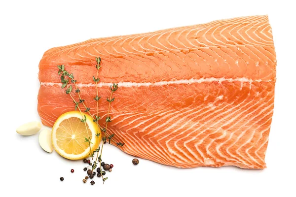 Fillet Salmon Segar Dengan Rempah Rempah Pada Latar Belakang Putih — Stok Foto
