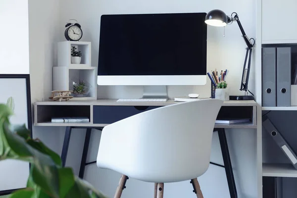 Elegante Lugar Trabajo Con Computadora Moderna Cerca Pared Blanca — Foto de Stock