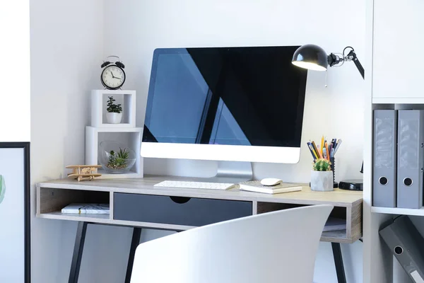 Stilvoller Arbeitsplatz Mit Modernem Computer Der Nähe Der Weißen Wand — Stockfoto