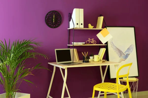 Elegante Lugar Trabajo Con Portátil Moderno Cerca Pared Color — Foto de Stock