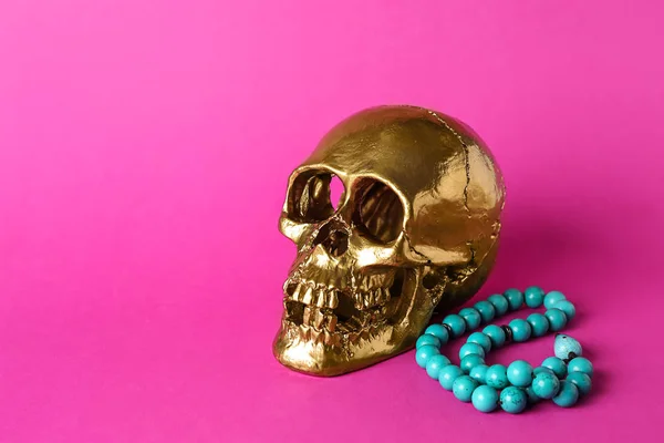 Golden Human Skull Beads Color Background — Stock Photo, Image