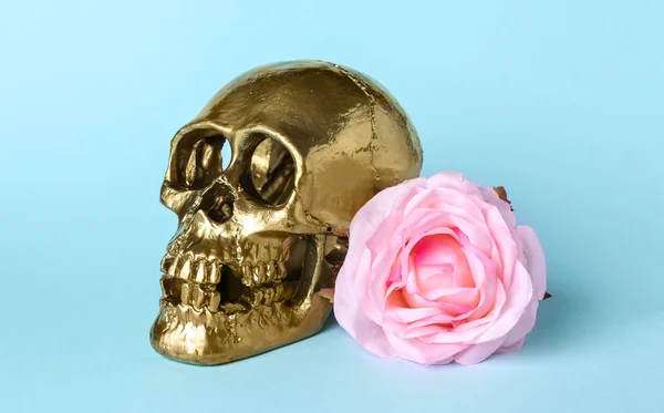 Çiçek Renk Arka Plan Üzerinde Altın Insan Kafatası — Stok fotoğraf