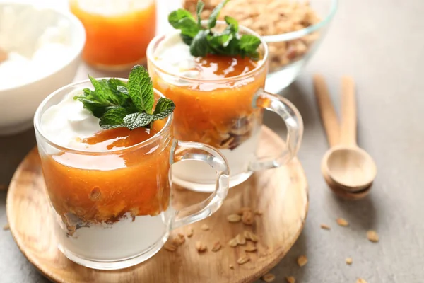 Su bardağı reçel tablo ile lezzetli yoğurt