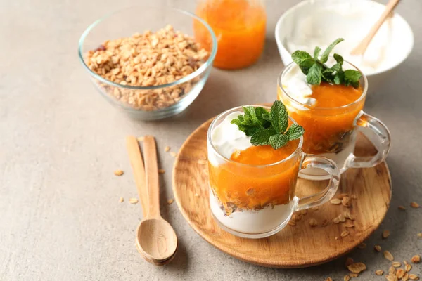 Su bardağı reçel tablo ile lezzetli yoğurt