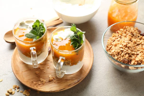 Su bardağı reçel tablo ile lezzetli yoğurt