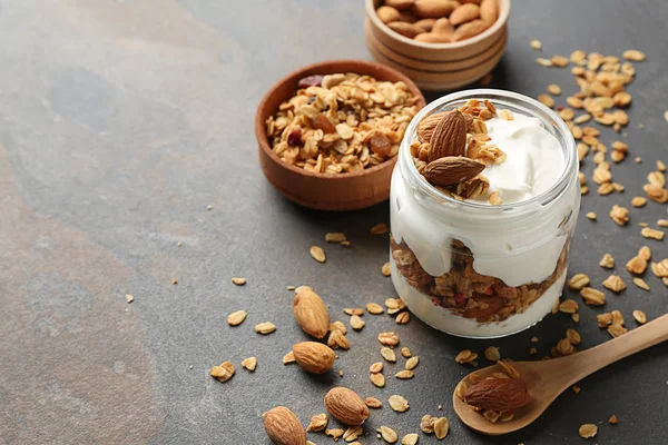 Lezzetli yoğurtlu yulaf ezmesi ve badem masada cam kavanoz