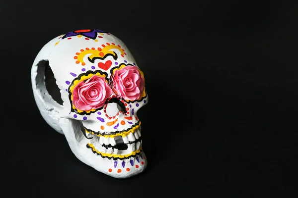 暗い背景に死者のメキシコの日の人間の頭蓋骨を描いた — ストック写真