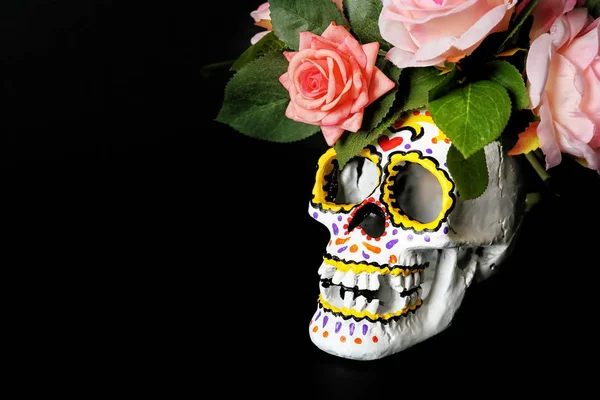 メキシコの暗い背景に死者の日のための花で人間の頭蓋骨を描いた — ストック写真