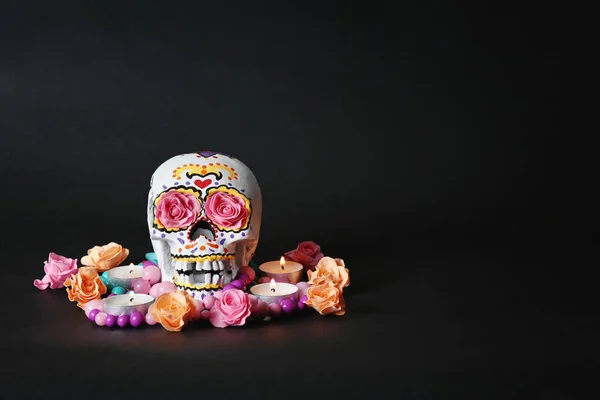 Crânio Humano Pintado Com Flores Velas Para Dia Dos Mortos — Fotografia de Stock