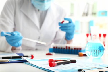 Kan örnekleri laboratuvar tablo ile test tüpleri