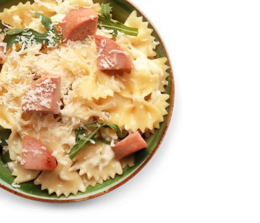 Kase beyaz arka plan üzerinde soslu lezzetli makarna