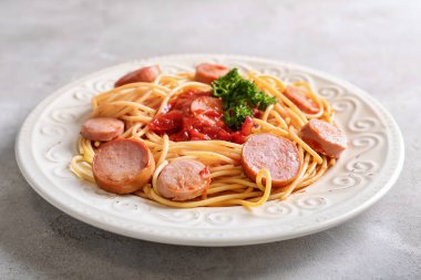 Lezzetli makarna ve sosis gri tablo ile plaka