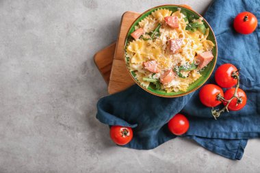 Sosisli gri masada kase lezzetli makarna