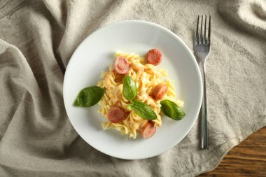 Sosis tabakta ile lezzetli makarna