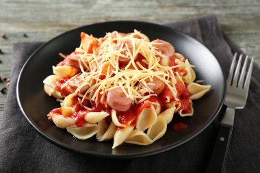 Sosis ve sos plaka ile lezzetli makarna