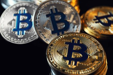 Bitcoins siyah arka plan, portre