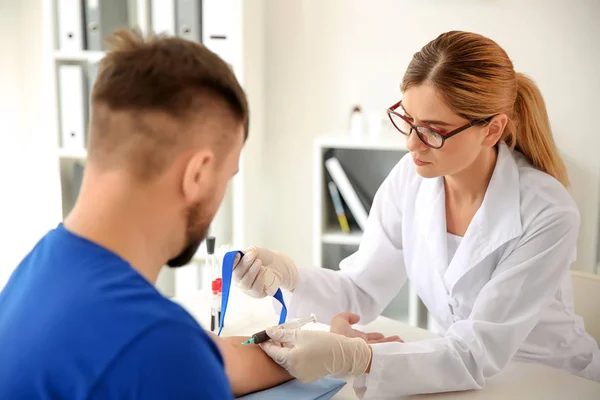 Female Doctor Drawing Blood Sample Male Patient Clinic — Stock Photo, Image