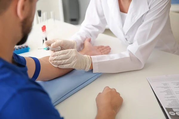 Médica Preparando Paciente Para Coleta Sangue Clínica — Fotografia de Stock