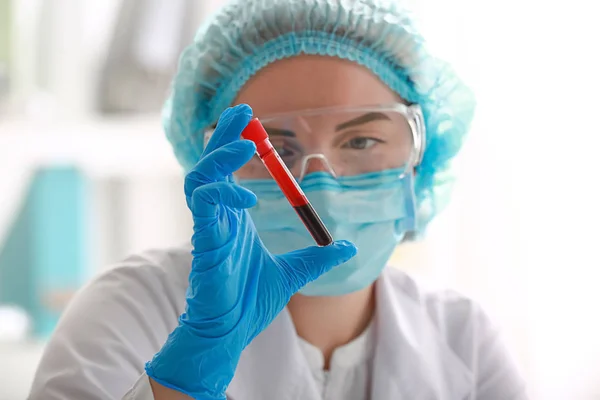 Жінка Працює Зразком Крові Лабораторії — стокове фото