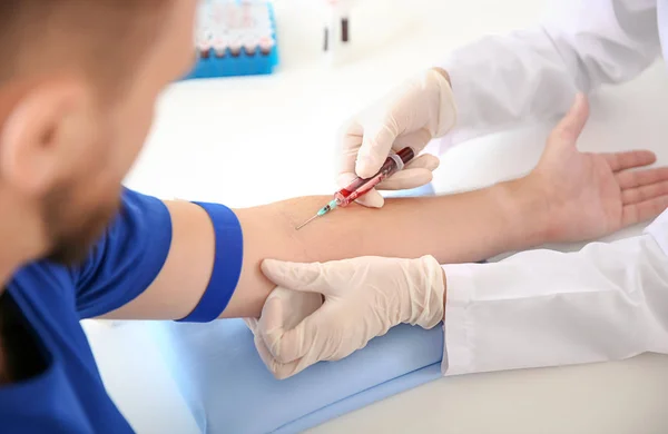 Female Doctor Drawing Blood Sample Male Patient Clinic — Stock Photo, Image