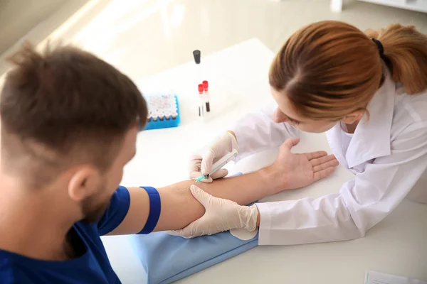 Female Doctor Drawing Blood Sample Male Patient Clinic — Stock Photo, Image