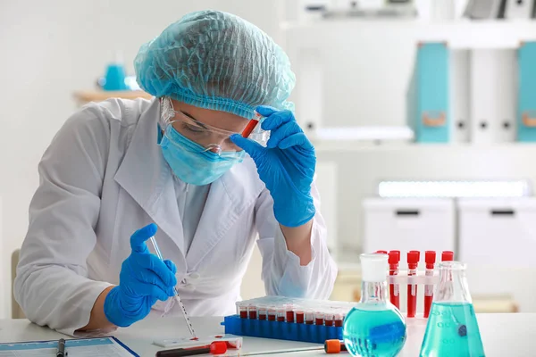 Woman Working Blood Sample Laboratory — Stock Photo, Image