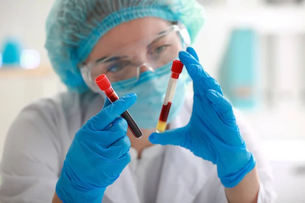 Woman Working Blood Samples Laboratory — Stock Photo, Image