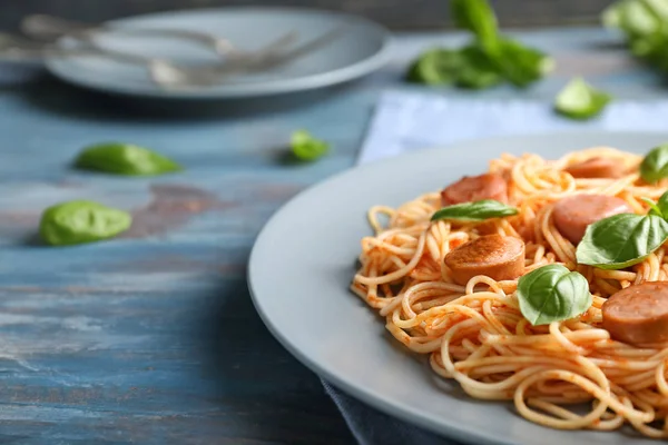 Deliziosa Pasta Con Salsiccia Sul Piatto — Foto Stock