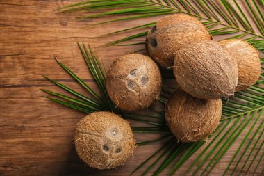 Ahşap arka plan üzerinde olgunlaşmış hindistancevizi