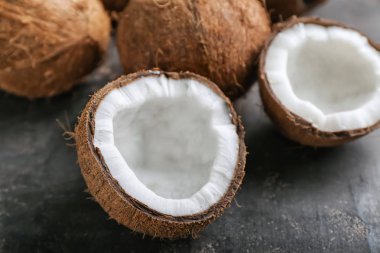 Olgun Hindistan cevizi masanın üstüne kesmek