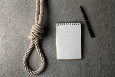 İp döngü, boş defter ve kalem gri arka plan üzerinde. İntihar kavramı