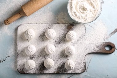 Ahşap tahta üzerinde Çince çiğ köfte