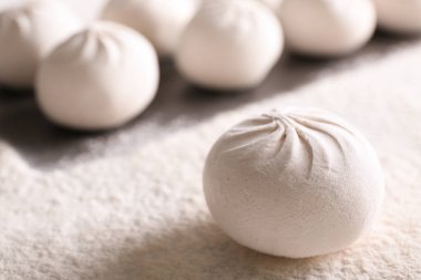 Ham Çin böreği ve un masada